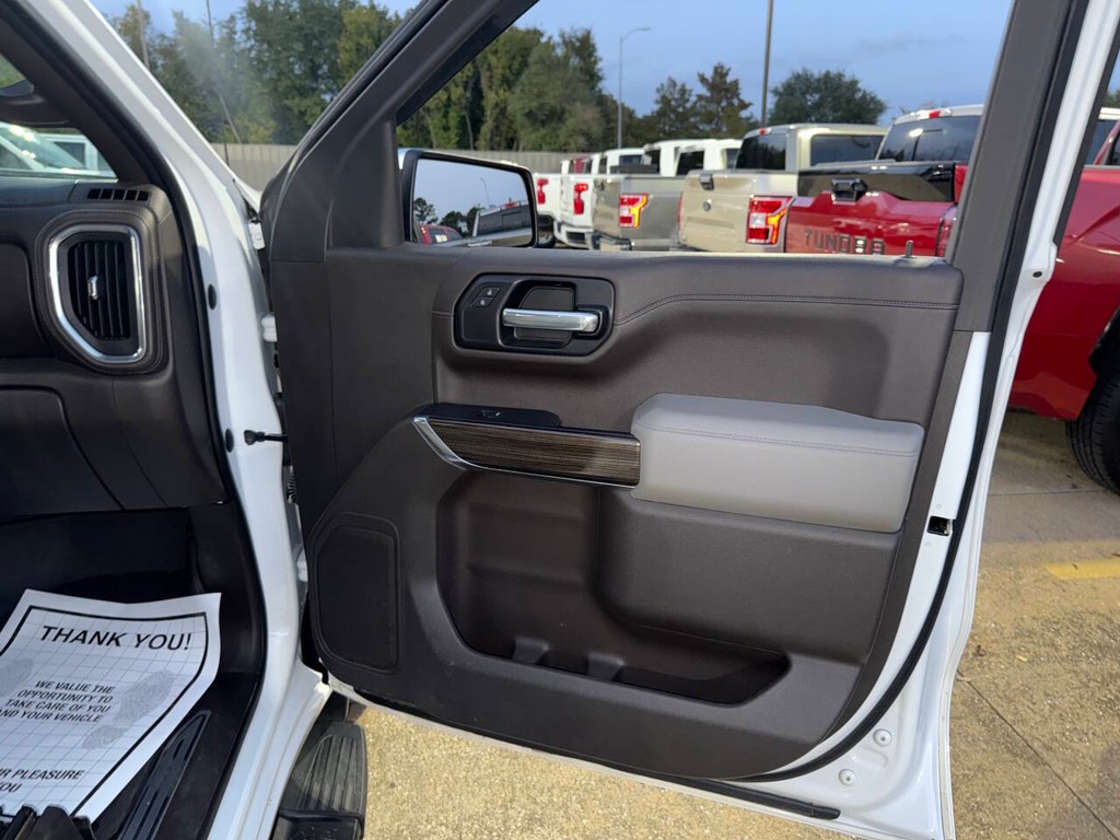 Chevrolet Silverado 1500 Vehicle Full-screen Gallery Image 11