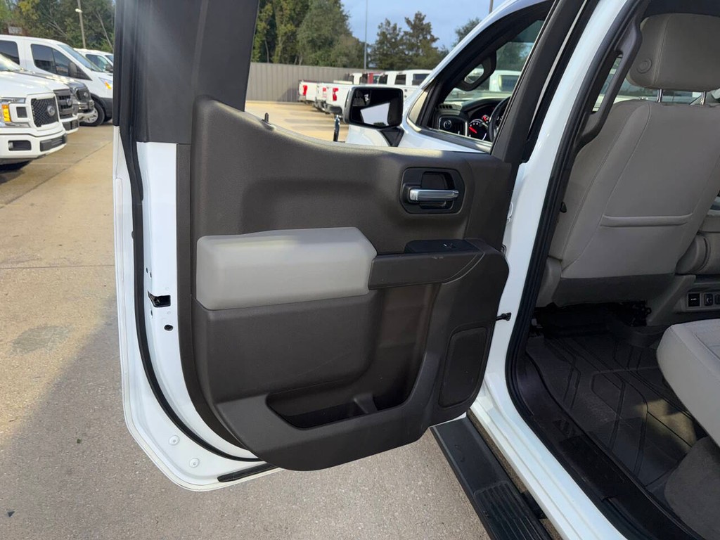 Chevrolet Silverado 1500 Vehicle Full-screen Gallery Image 15