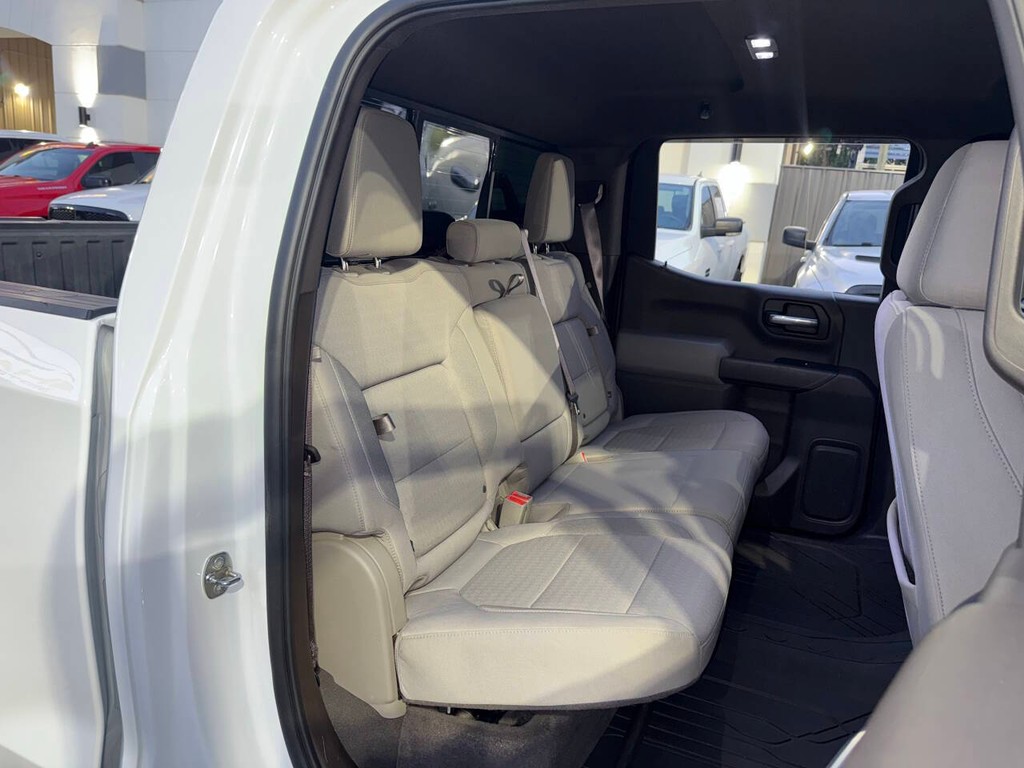 Chevrolet Silverado 1500 Vehicle Full-screen Gallery Image 16