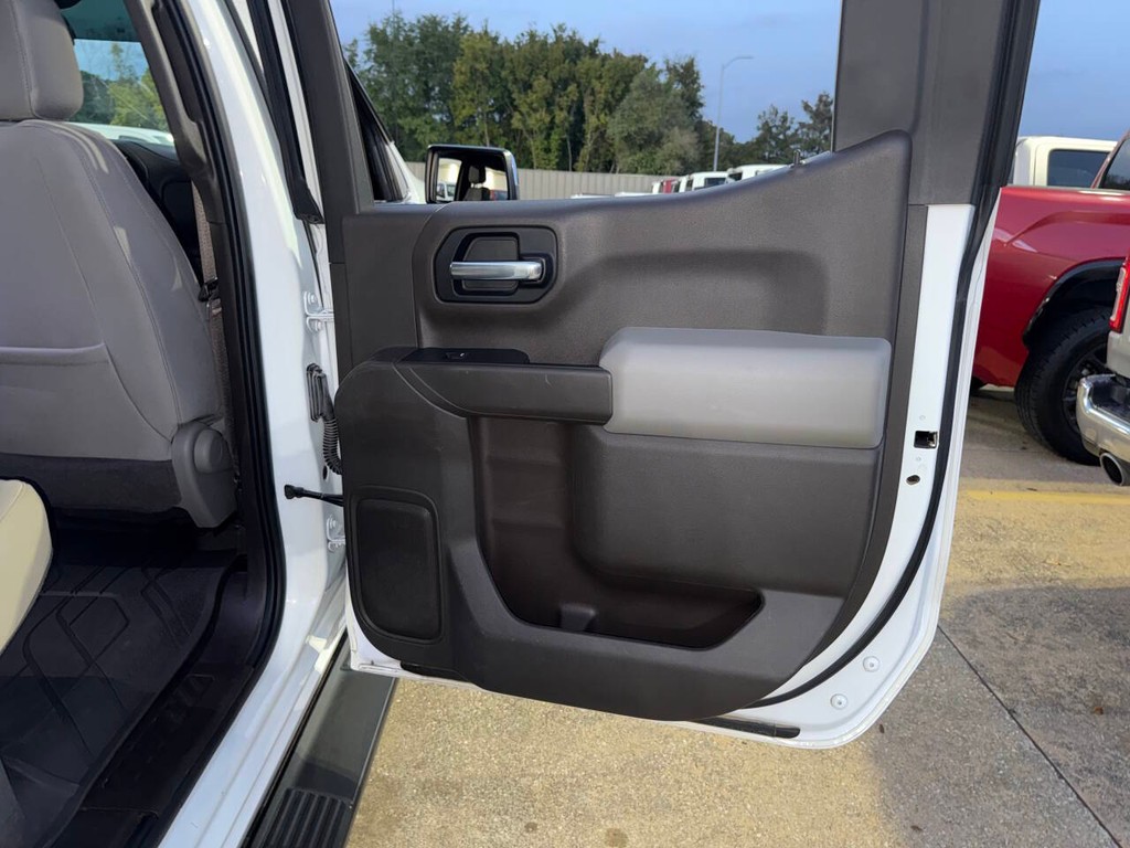 Chevrolet Silverado 1500 Vehicle Full-screen Gallery Image 17