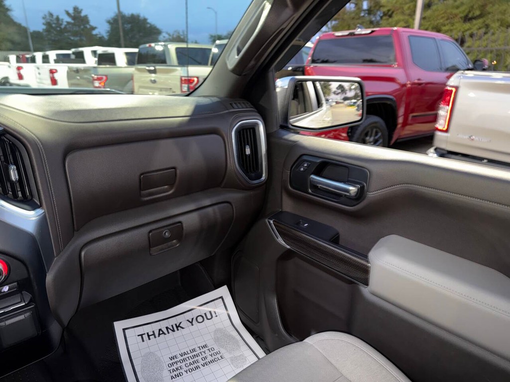 Chevrolet Silverado 1500 Vehicle Full-screen Gallery Image 22
