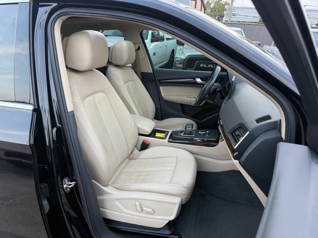 Audi Q5 Vehicle Full-screen Gallery Image 10