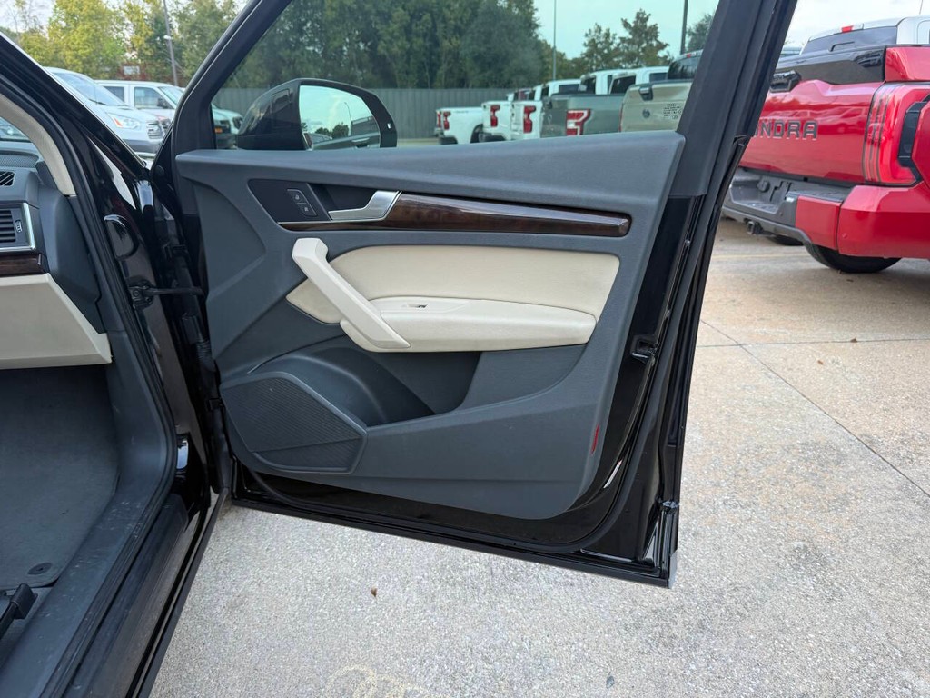 Audi Q5 Vehicle Full-screen Gallery Image 11