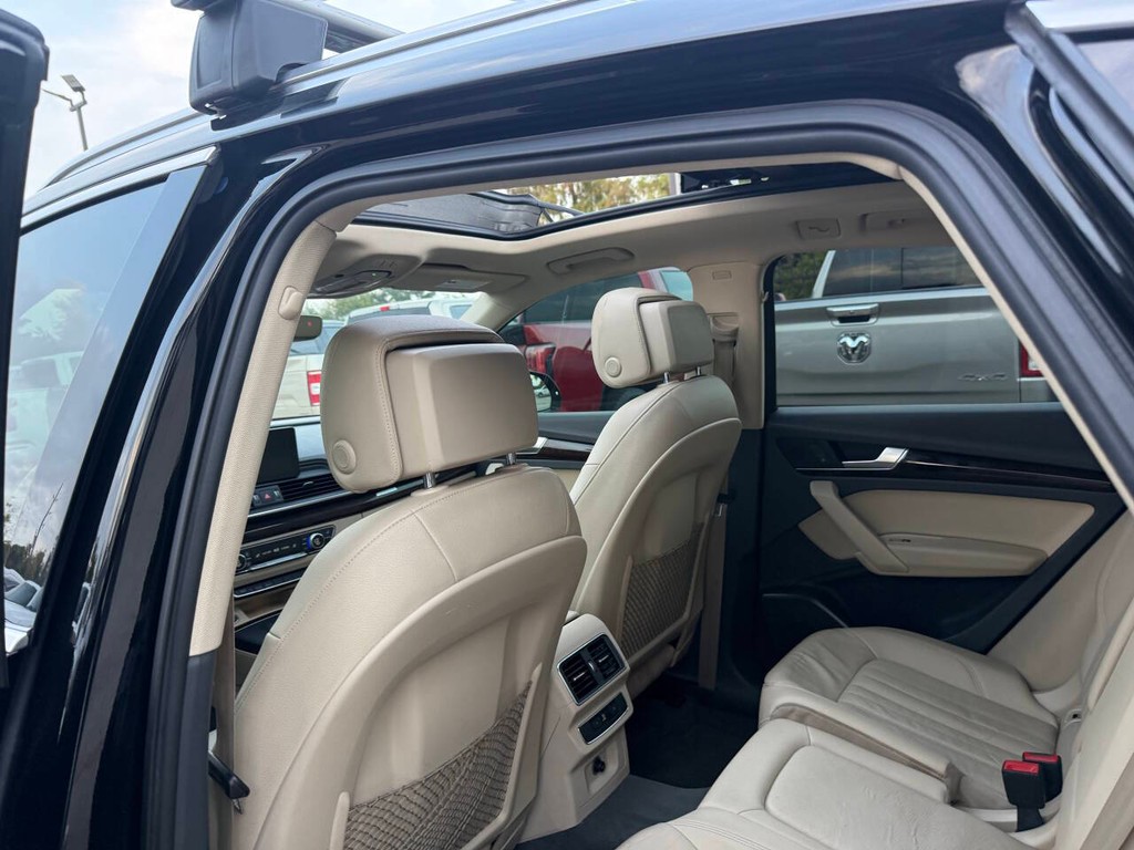 Audi Q5 Vehicle Full-screen Gallery Image 12