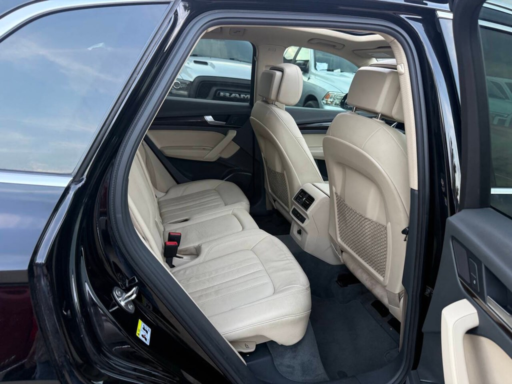 Audi Q5 Vehicle Full-screen Gallery Image 15