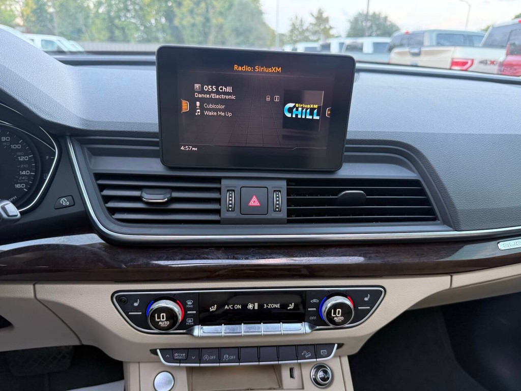 Audi Q5 Vehicle Full-screen Gallery Image 24