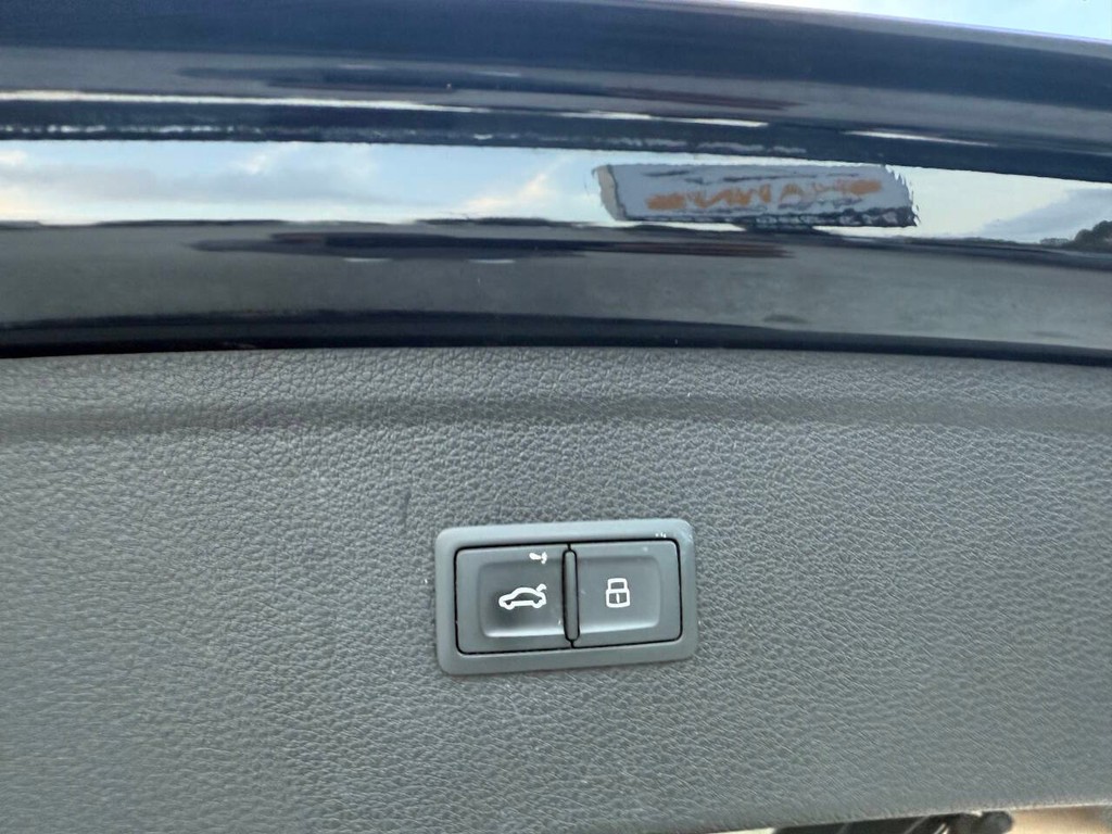 Audi Q5 Vehicle Full-screen Gallery Image 36