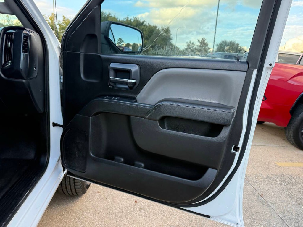 Chevrolet Silverado 2500HD Vehicle Full-screen Gallery Image 11