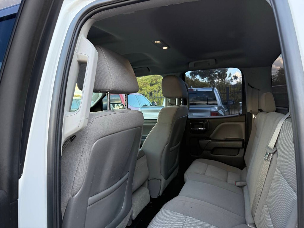 Chevrolet Silverado 2500HD Vehicle Full-screen Gallery Image 12