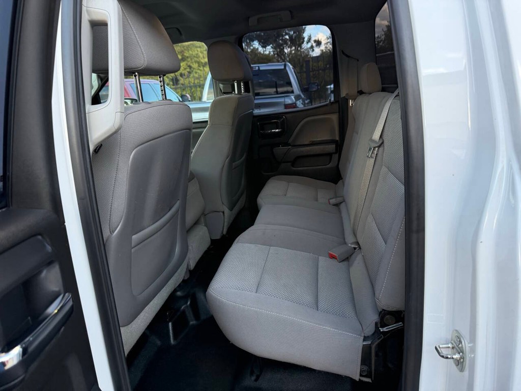 Chevrolet Silverado 2500HD Vehicle Full-screen Gallery Image 13