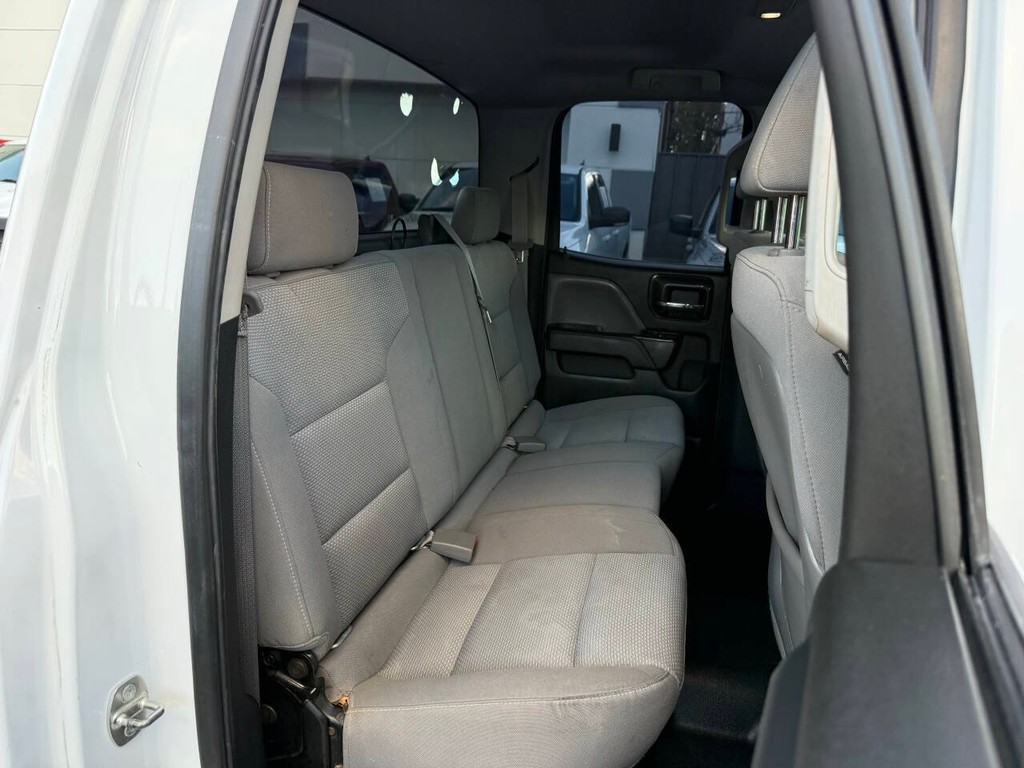 Chevrolet Silverado 2500HD Vehicle Full-screen Gallery Image 15