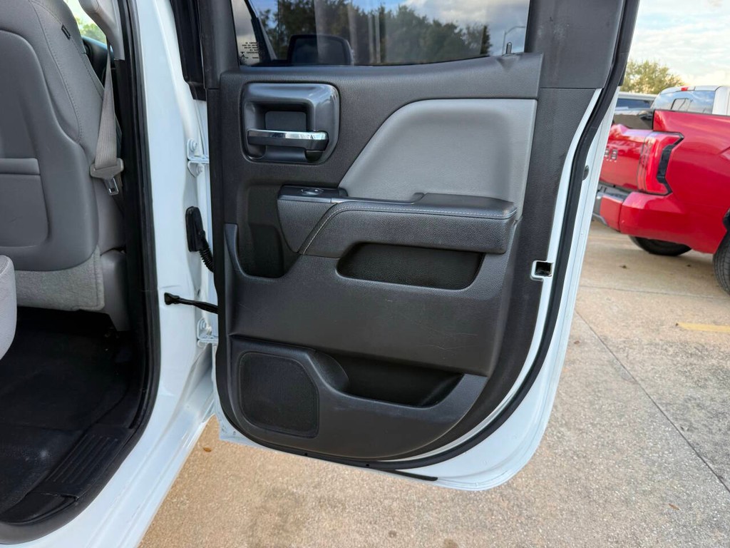 Chevrolet Silverado 2500HD Vehicle Full-screen Gallery Image 16