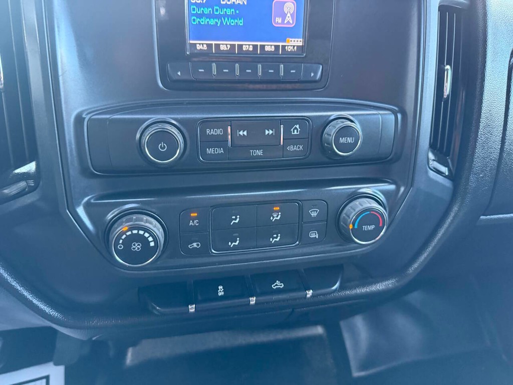 Chevrolet Silverado 2500HD Vehicle Full-screen Gallery Image 26