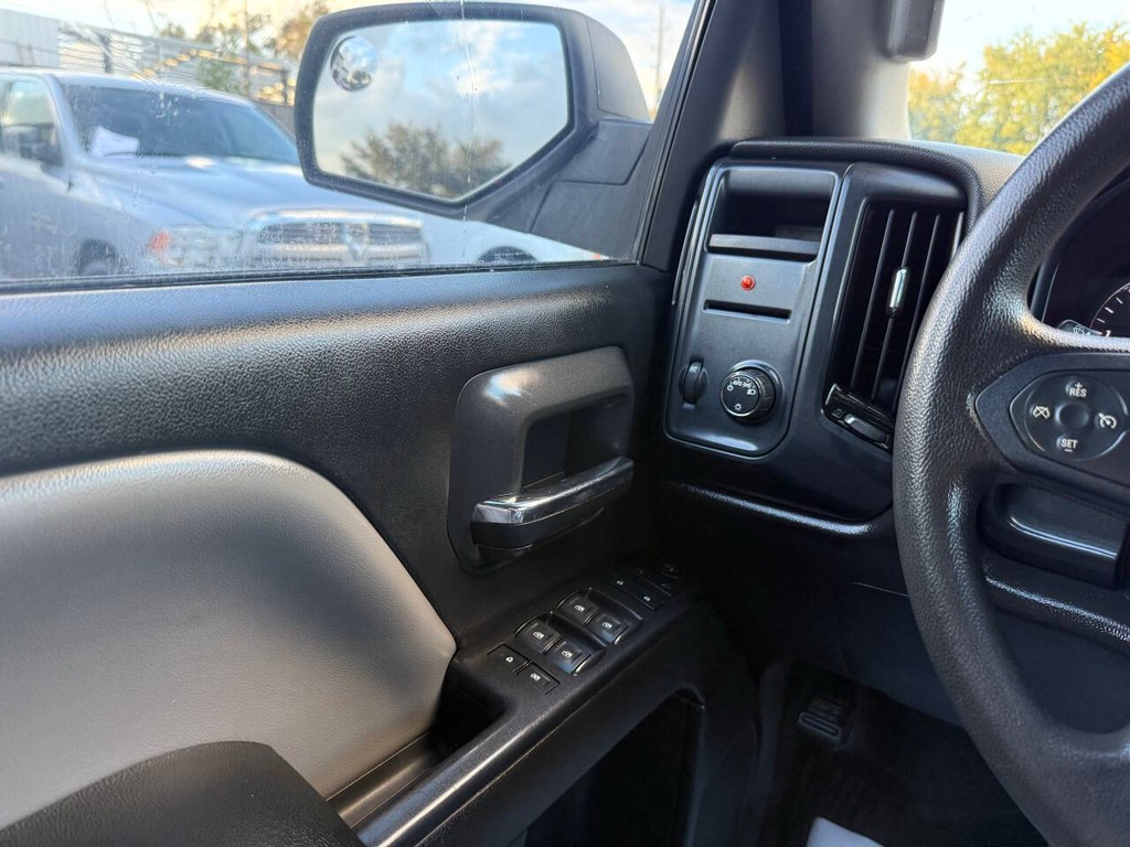 Chevrolet Silverado 2500HD Vehicle Full-screen Gallery Image 28