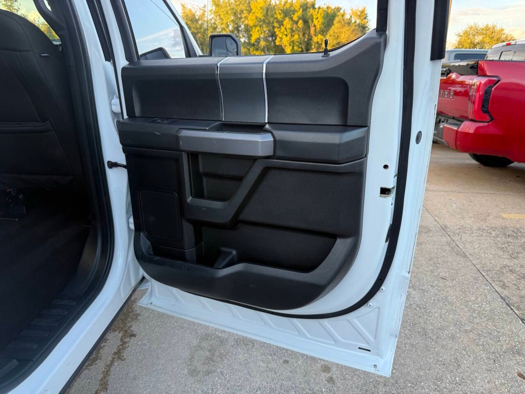 Ford F-150 Vehicle Full-screen Gallery Image 16