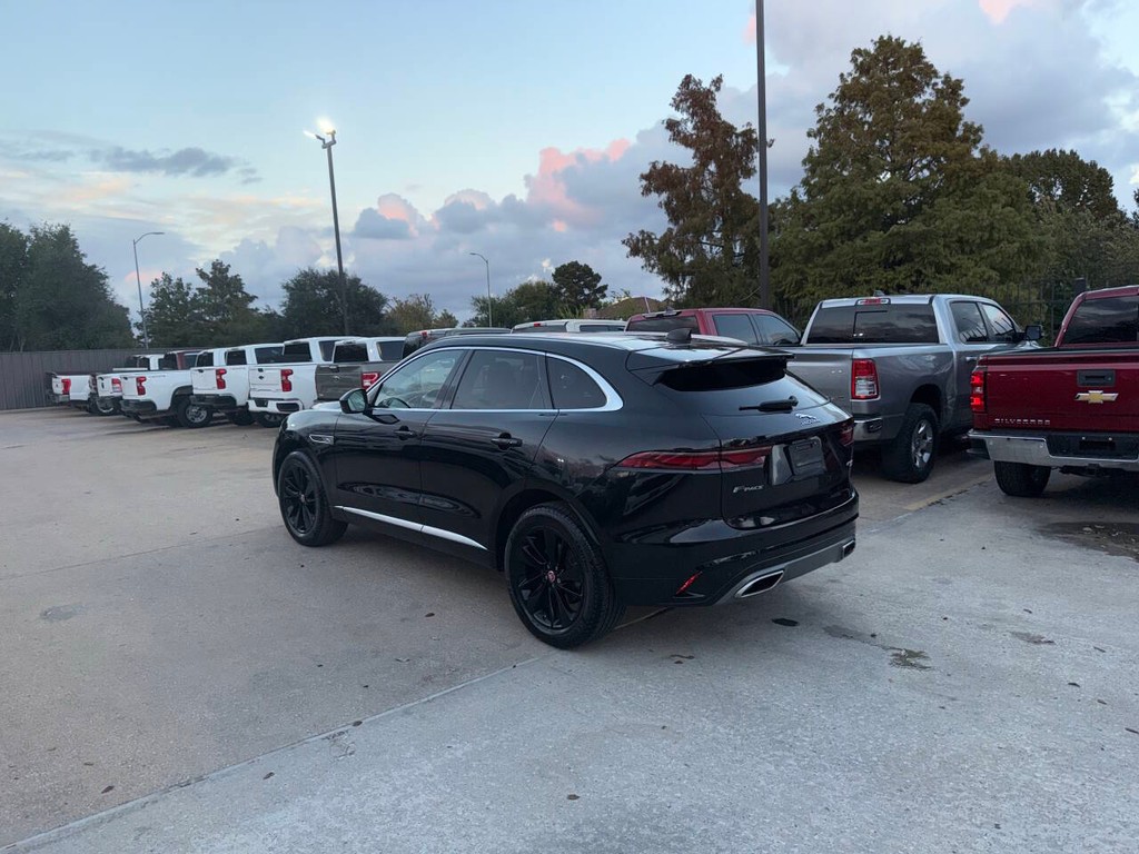 Jaguar F-PACE Vehicle Full-screen Gallery Image 04