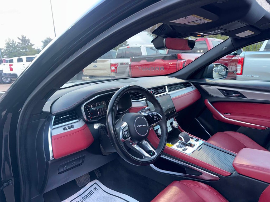 Jaguar F-PACE Vehicle Full-screen Gallery Image 06