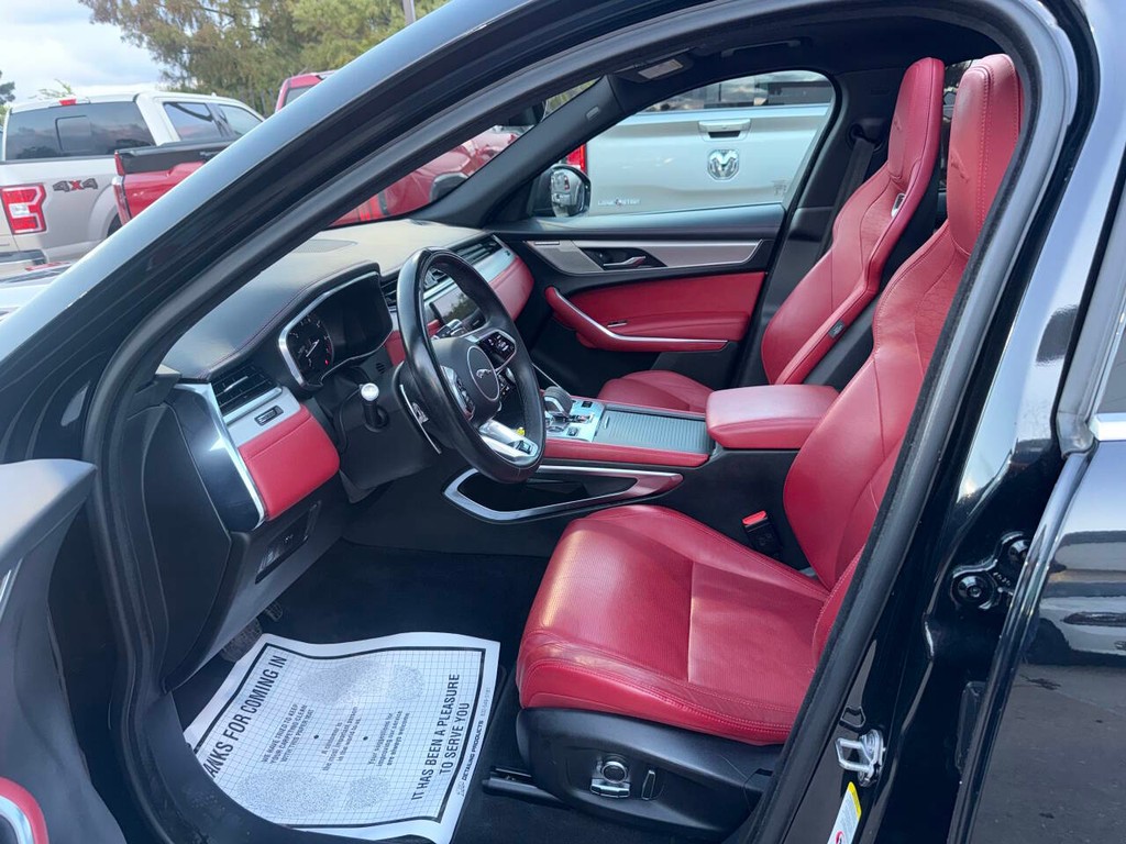 Jaguar F-PACE Vehicle Full-screen Gallery Image 07