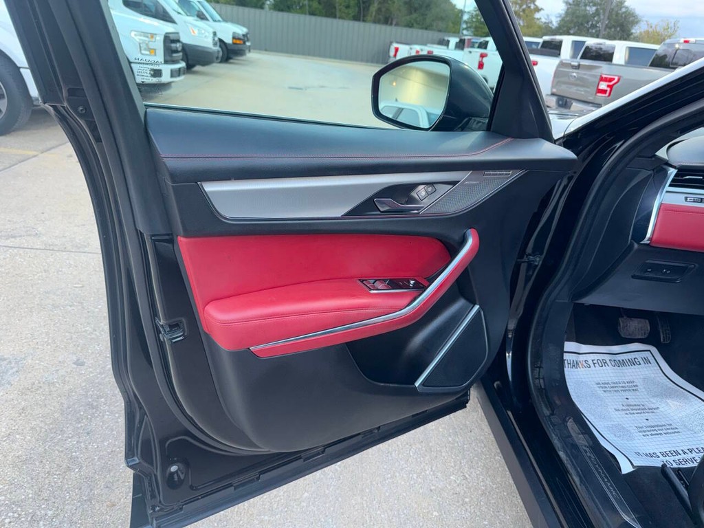 Jaguar F-PACE Vehicle Full-screen Gallery Image 08