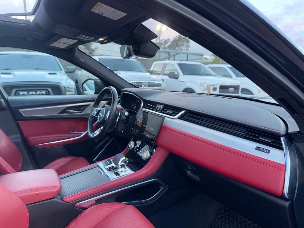 Jaguar F-PACE Vehicle Full-screen Gallery Image 09