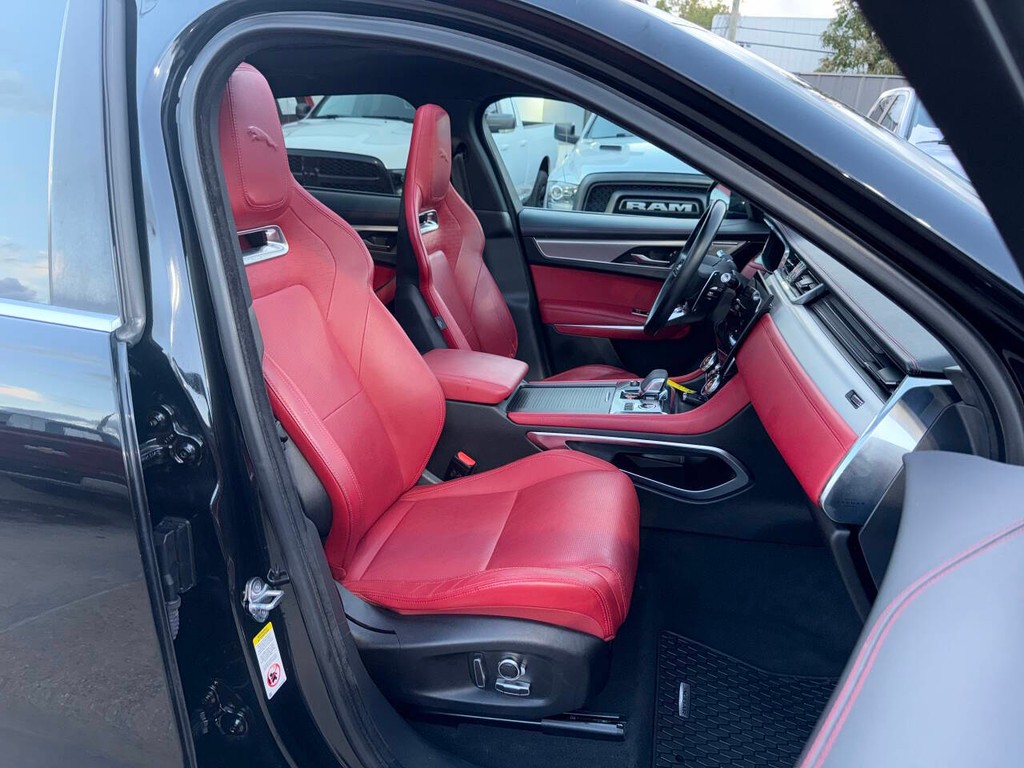 Jaguar F-PACE Vehicle Full-screen Gallery Image 10