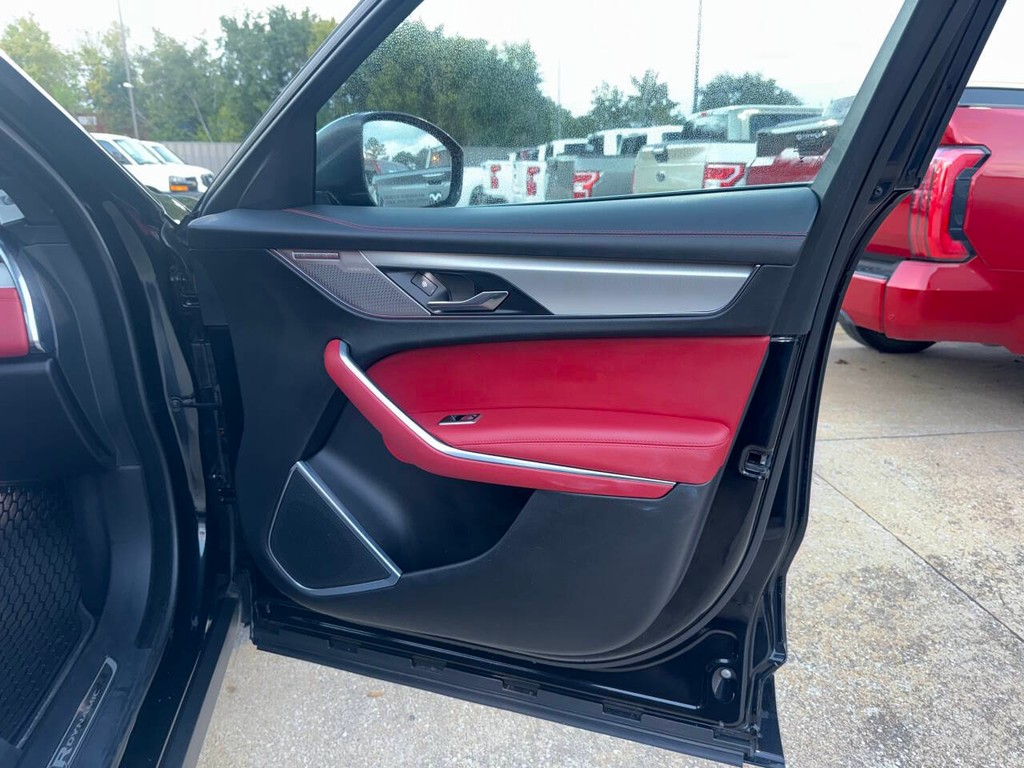 Jaguar F-PACE Vehicle Full-screen Gallery Image 11