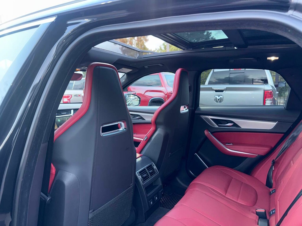 Jaguar F-PACE Vehicle Full-screen Gallery Image 12