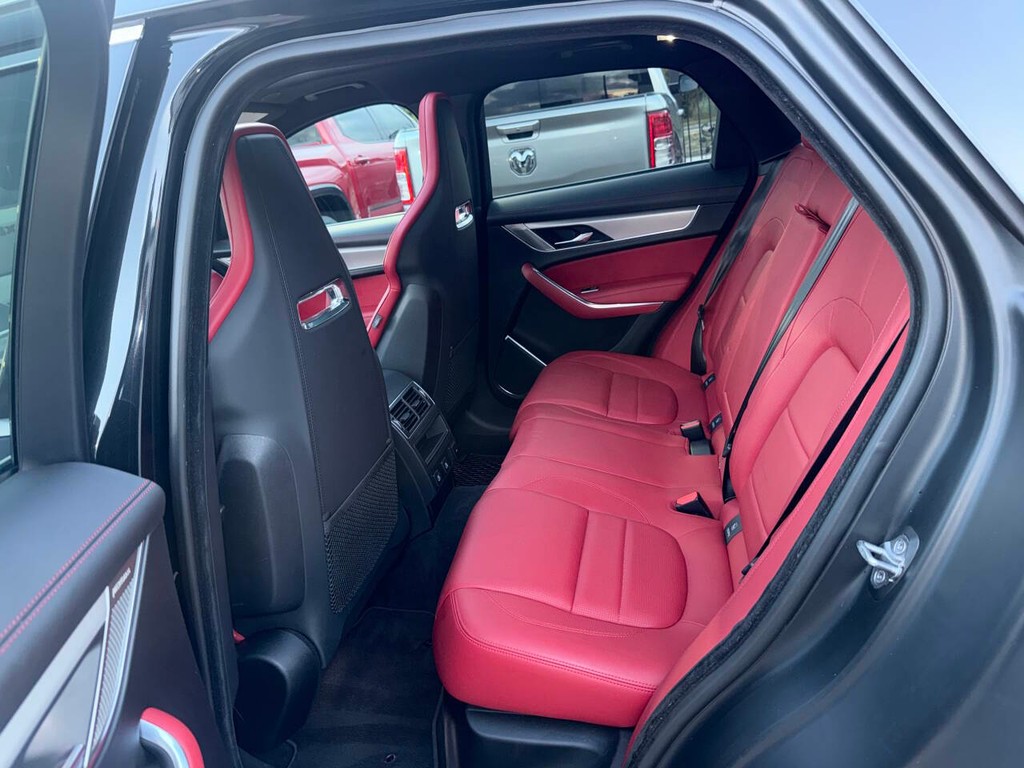 Jaguar F-PACE Vehicle Full-screen Gallery Image 13