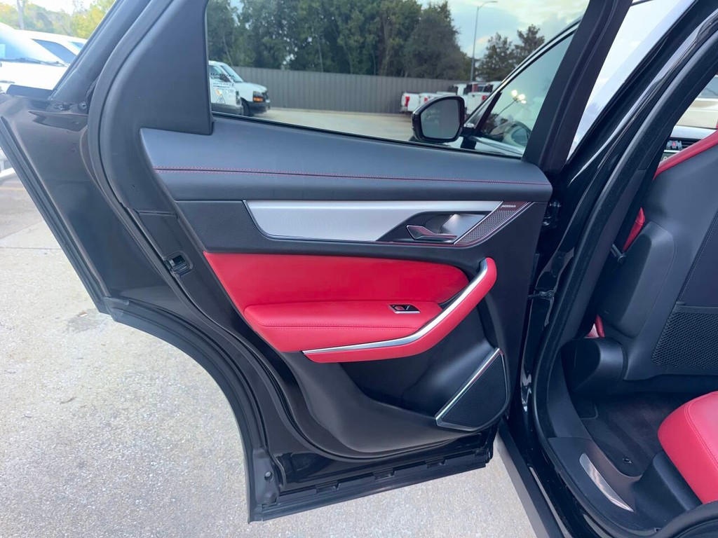 Jaguar F-PACE Vehicle Full-screen Gallery Image 14