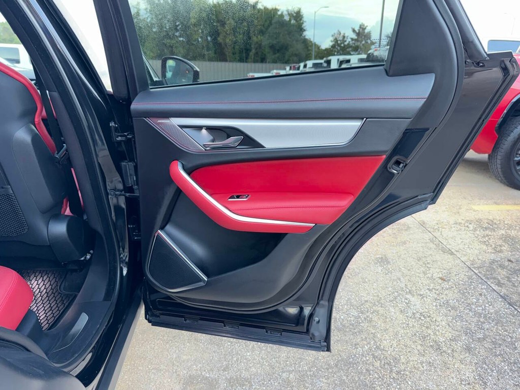 Jaguar F-PACE Vehicle Full-screen Gallery Image 16