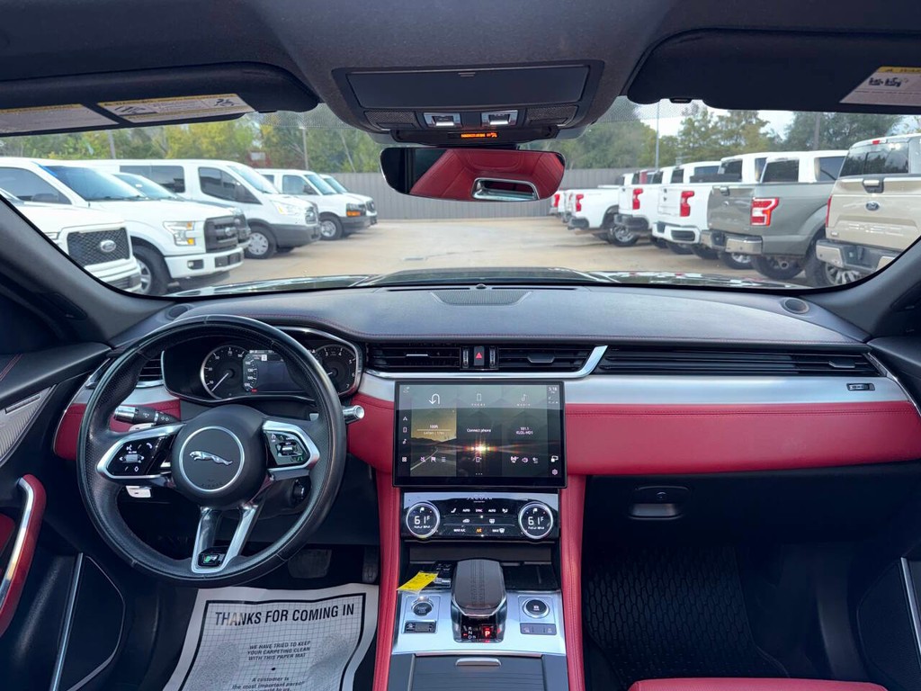 Jaguar F-PACE Vehicle Full-screen Gallery Image 17