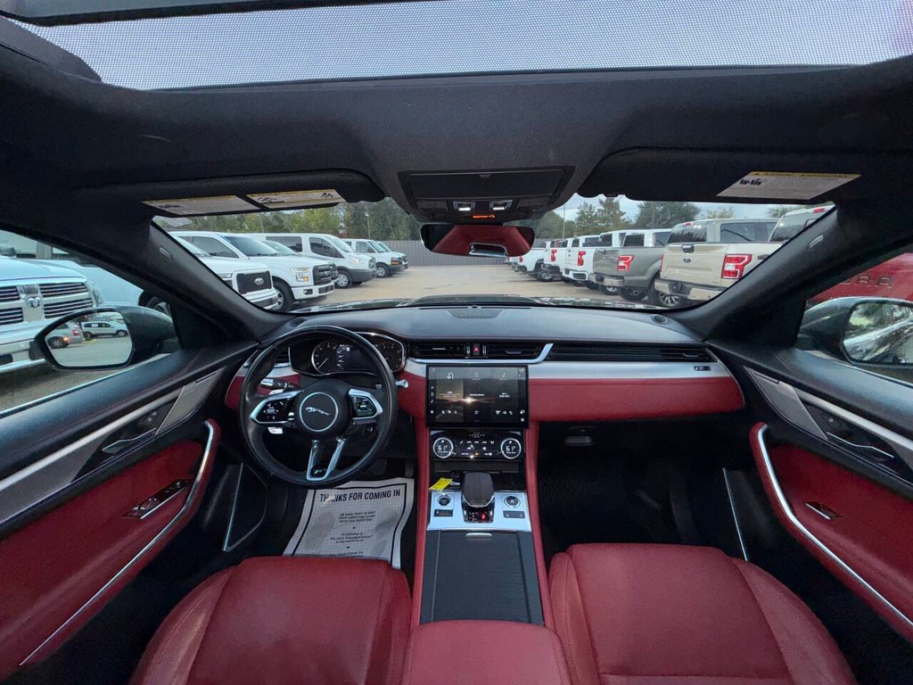 Jaguar F-PACE Vehicle Full-screen Gallery Image 18