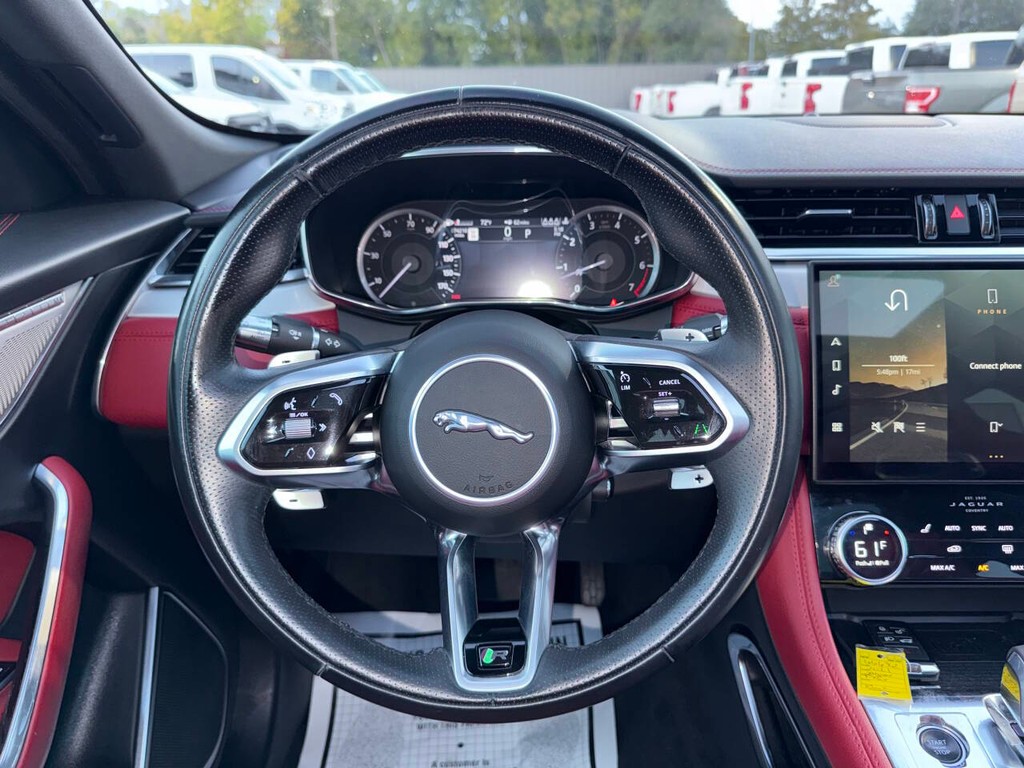 Jaguar F-PACE Vehicle Full-screen Gallery Image 22