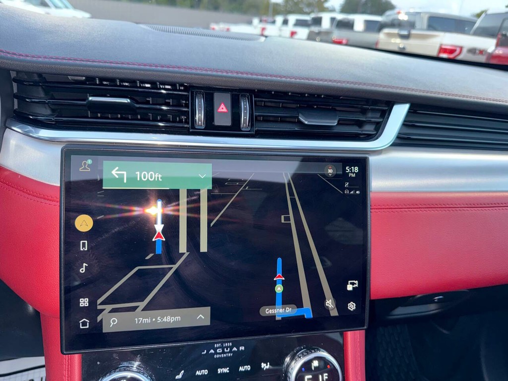 Jaguar F-PACE Vehicle Full-screen Gallery Image 25