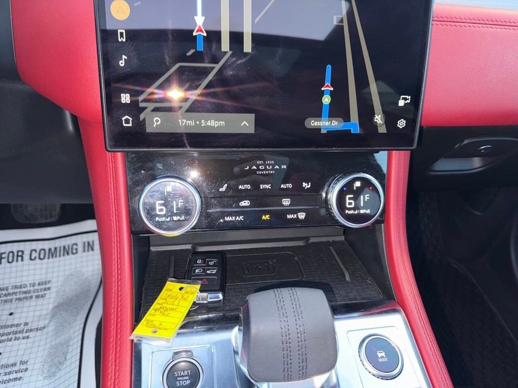 Jaguar F-PACE Vehicle Full-screen Gallery Image 27