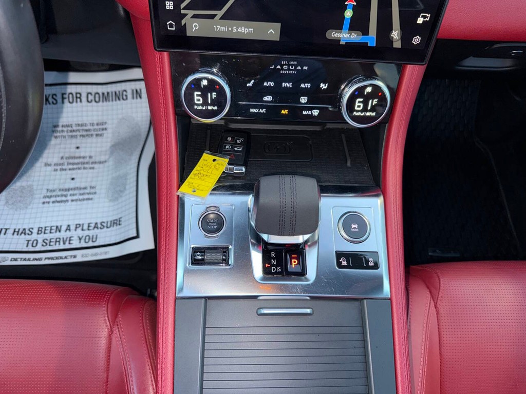 Jaguar F-PACE Vehicle Full-screen Gallery Image 28