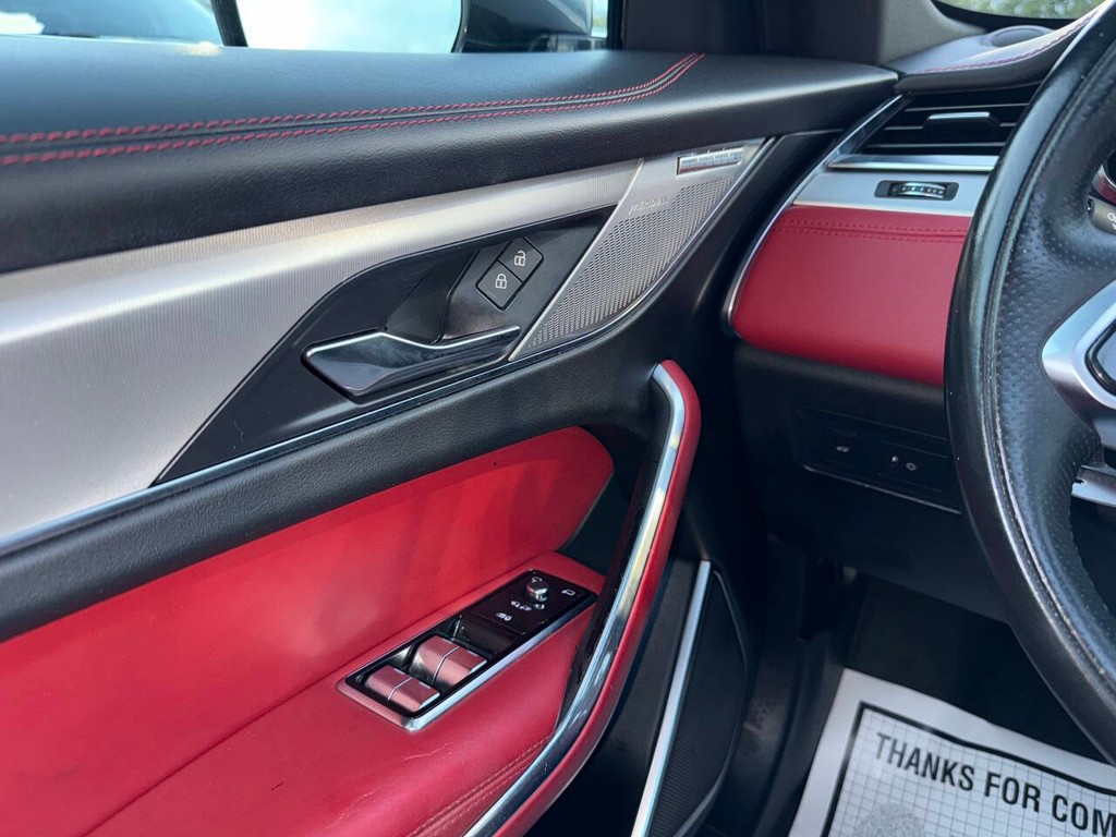 Jaguar F-PACE Vehicle Full-screen Gallery Image 29