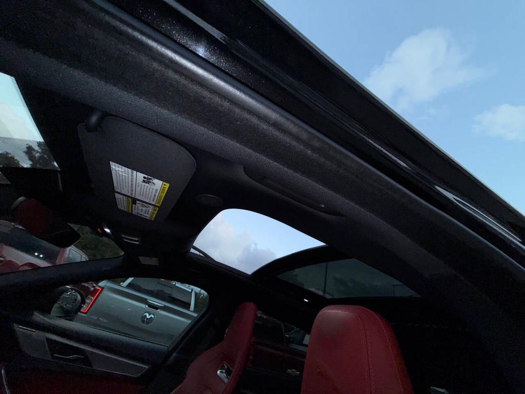 Jaguar F-PACE Vehicle Full-screen Gallery Image 30