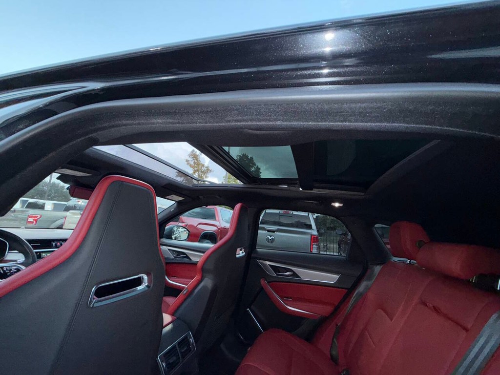 Jaguar F-PACE Vehicle Full-screen Gallery Image 31