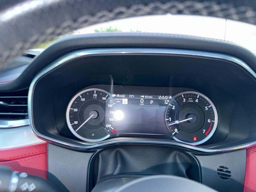 Jaguar F-PACE Vehicle Full-screen Gallery Image 32