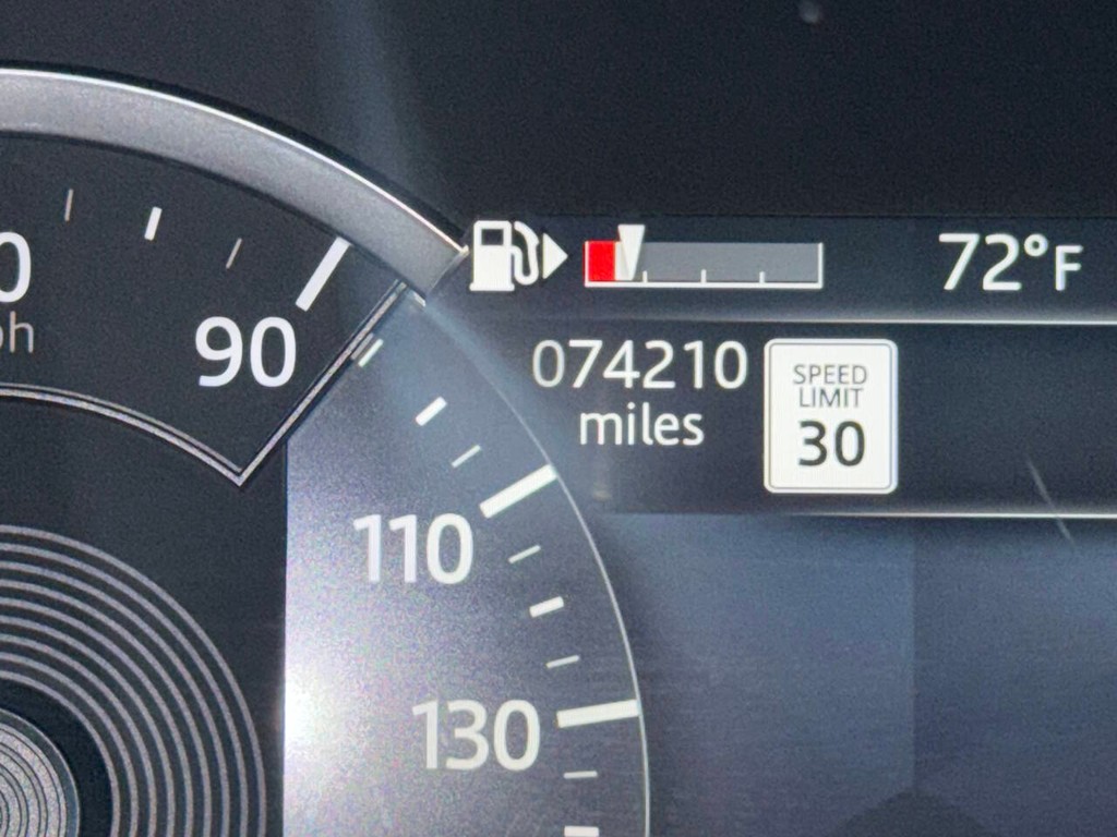 Jaguar F-PACE Vehicle Full-screen Gallery Image 33