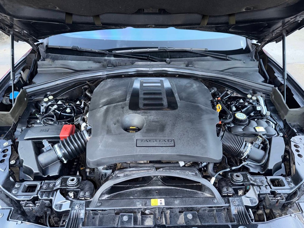 Jaguar F-PACE Vehicle Full-screen Gallery Image 35