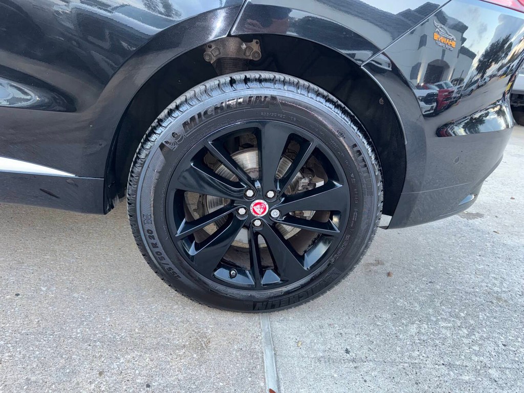 Jaguar F-PACE Vehicle Full-screen Gallery Image 36