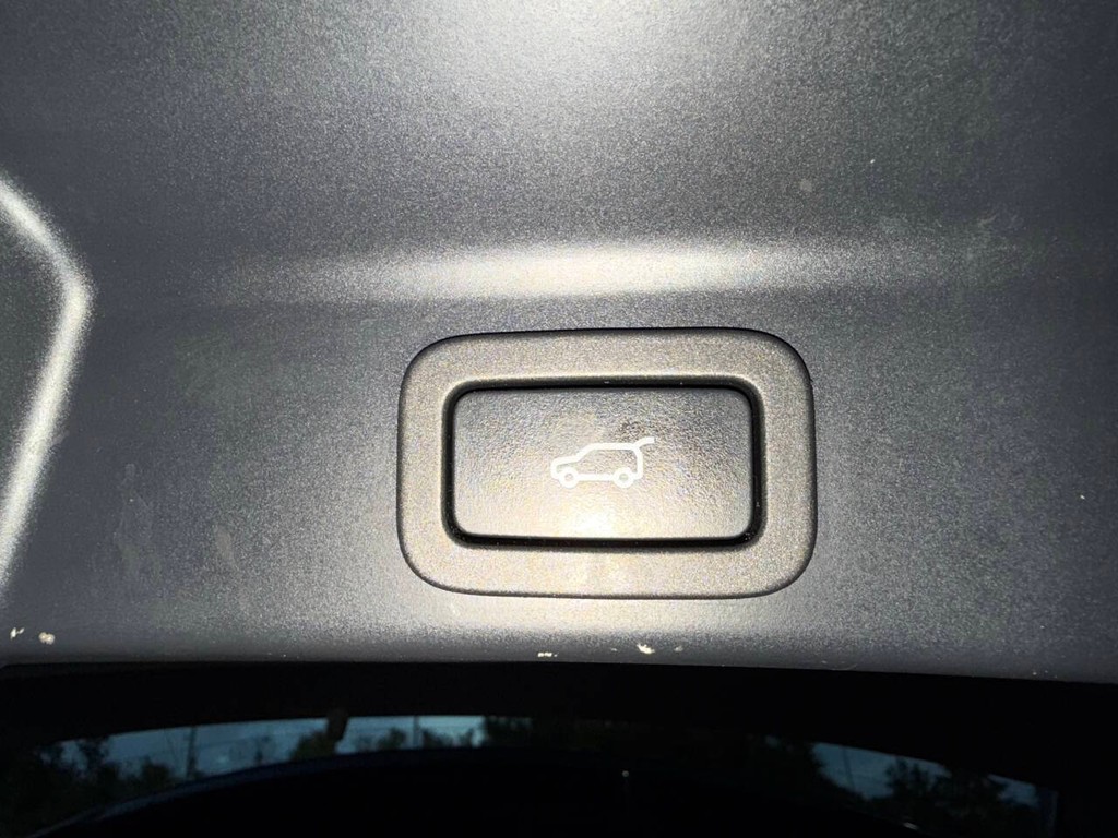 Jaguar F-PACE Vehicle Full-screen Gallery Image 39