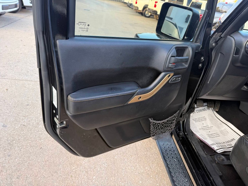 Jeep Wrangler Unlimited Vehicle Full-screen Gallery Image 08