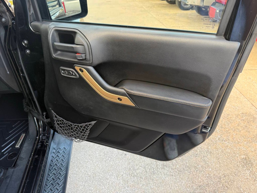 Jeep Wrangler Unlimited Vehicle Full-screen Gallery Image 11