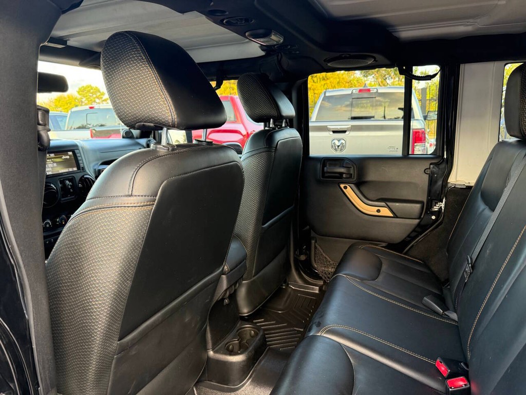 Jeep Wrangler Unlimited Vehicle Full-screen Gallery Image 12