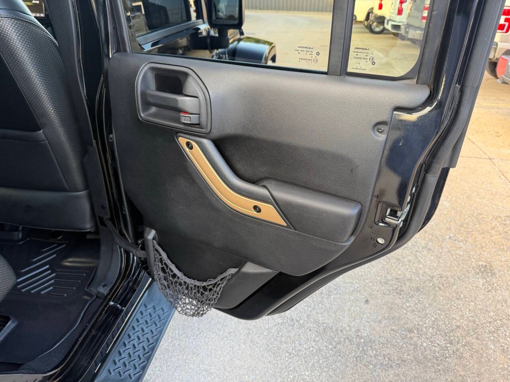 Jeep Wrangler Unlimited Vehicle Full-screen Gallery Image 16