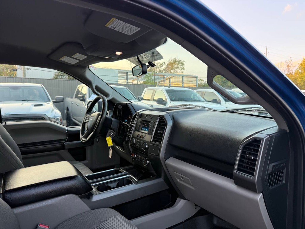 Ford F-150 Vehicle Full-screen Gallery Image 09