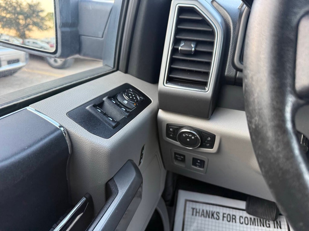 Ford F-150 Vehicle Full-screen Gallery Image 32